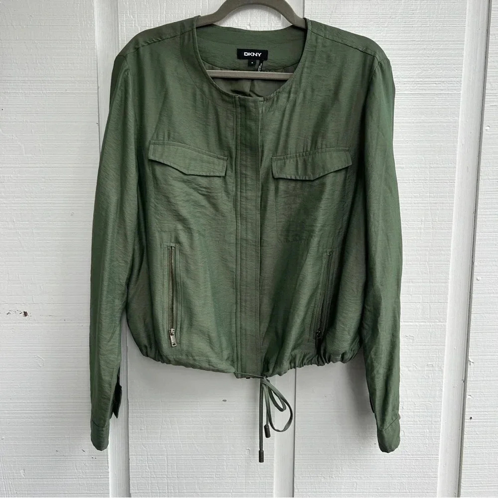 DKNY Olive Green Roll Tab Zipper Front Stylish Lightweight Utility Jacket | Sz M